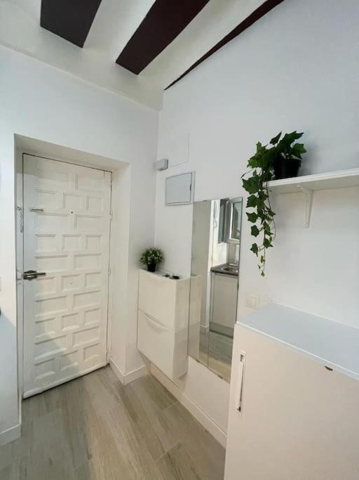 Tesorito, Estudio Individual En Malasana, Bajo Pequeno En Calle Del Tesoro Appartement Madrid Buitenkant foto